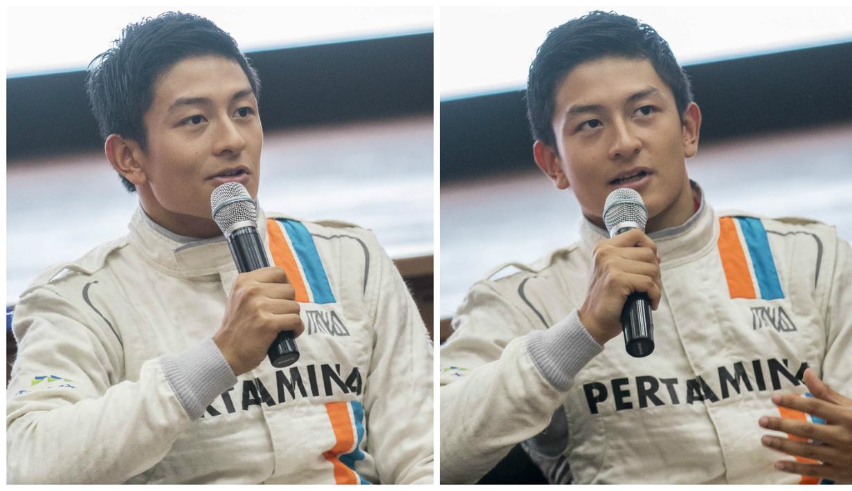 Pebalap Manor Racing, Rio Haryanto tampak antusias menjawab sejumlah pertanyaan dari wartawan. Berikut ragam ekspresi pebalap F1 itu saat jumpa pers di Kantor Pertamina, Jakarta, Senin (14/3/2016). (Bola.com/Vitalis Yogi Trisna)