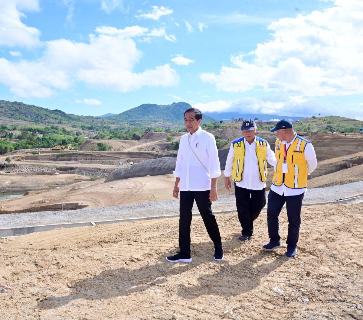 Presiden Joko Widodo (Jokowi) meninjau progres pembangunan Bendungan Mbay di Kabupaten Nagekeo, Provinsi Nusa Tenggara Timur (NTT).&nbsp;