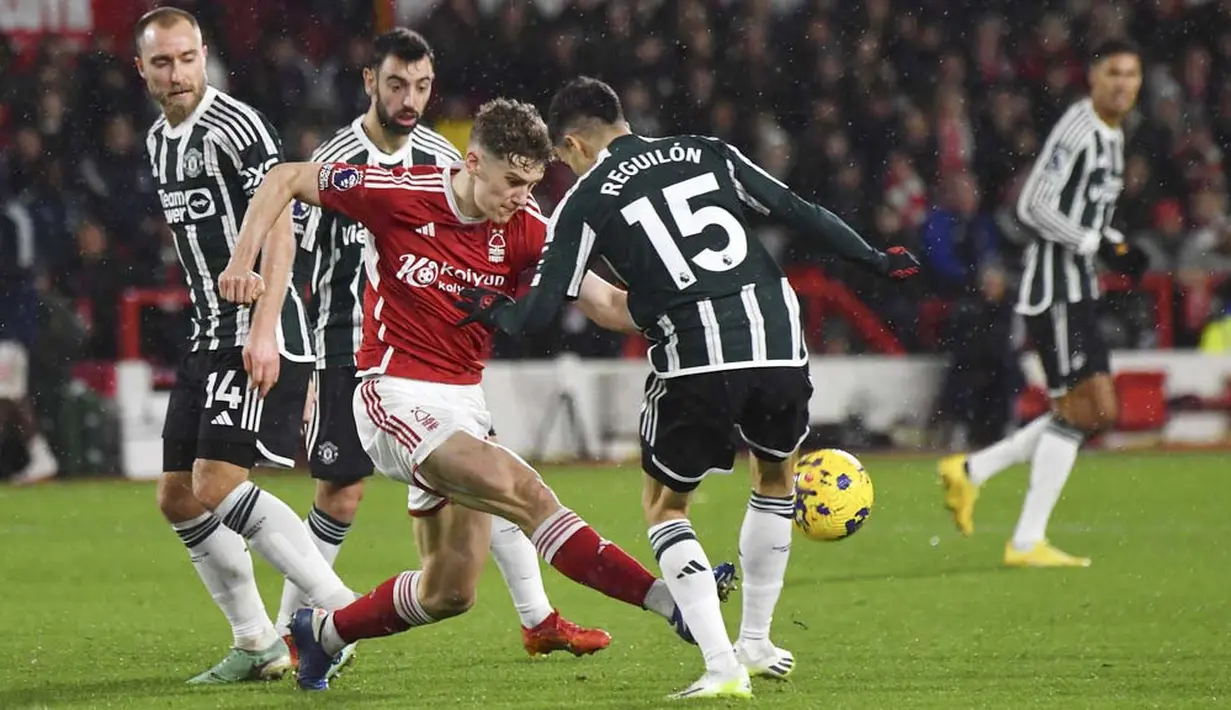 Pemain Nottingham Forest, Nicolas Dominguez, mencetak gol ke gawang Manchester United pada laga pekan ke-20 Premier League 2023/2024, Minggu (31/12/2023) dini hari WIB. (AP Photo/Rui Vieira)