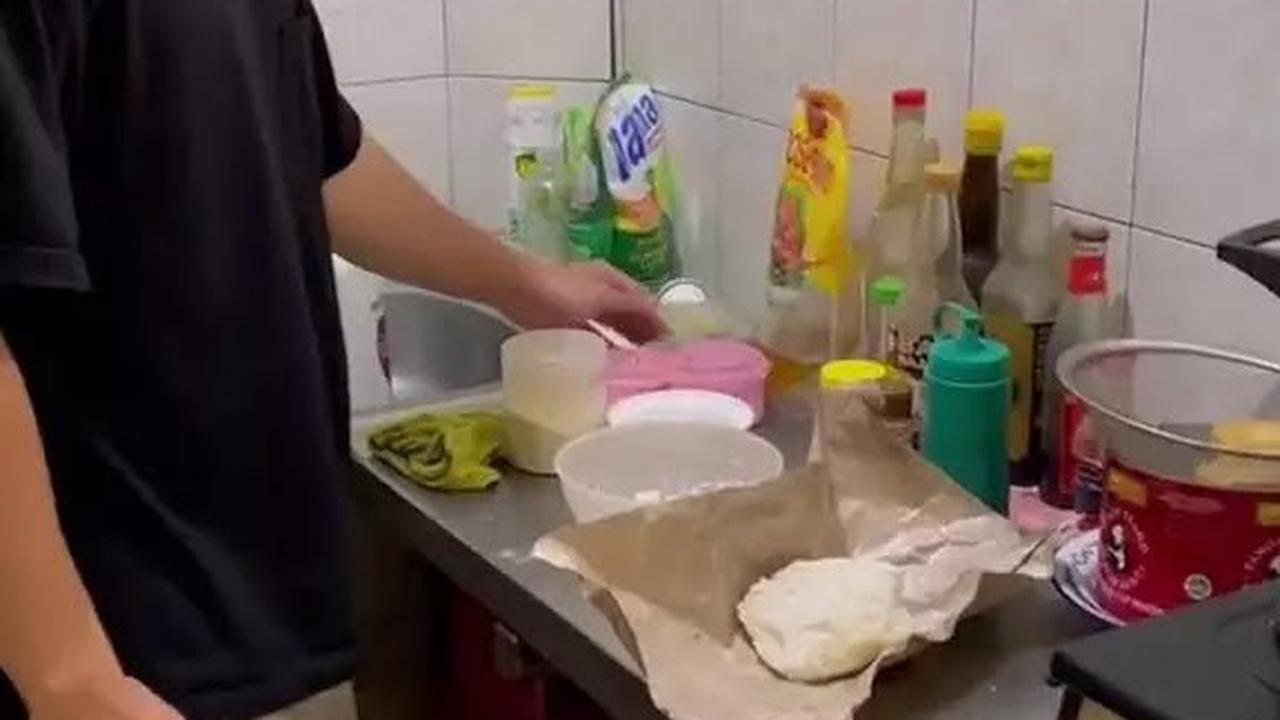 5 Potret Dapur Rumah Steven Wongso Sangat Sederhana, Tak Ada Kitchen Set - Peralatan Masak Cuma Digantung