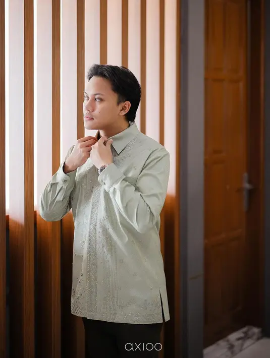 Ia mengenakan kemeja panjang warna hijau sage lansiran brand milik aktris Zaskia Adya Mecca, ZM Zaskia Mecca.  [@axioo]