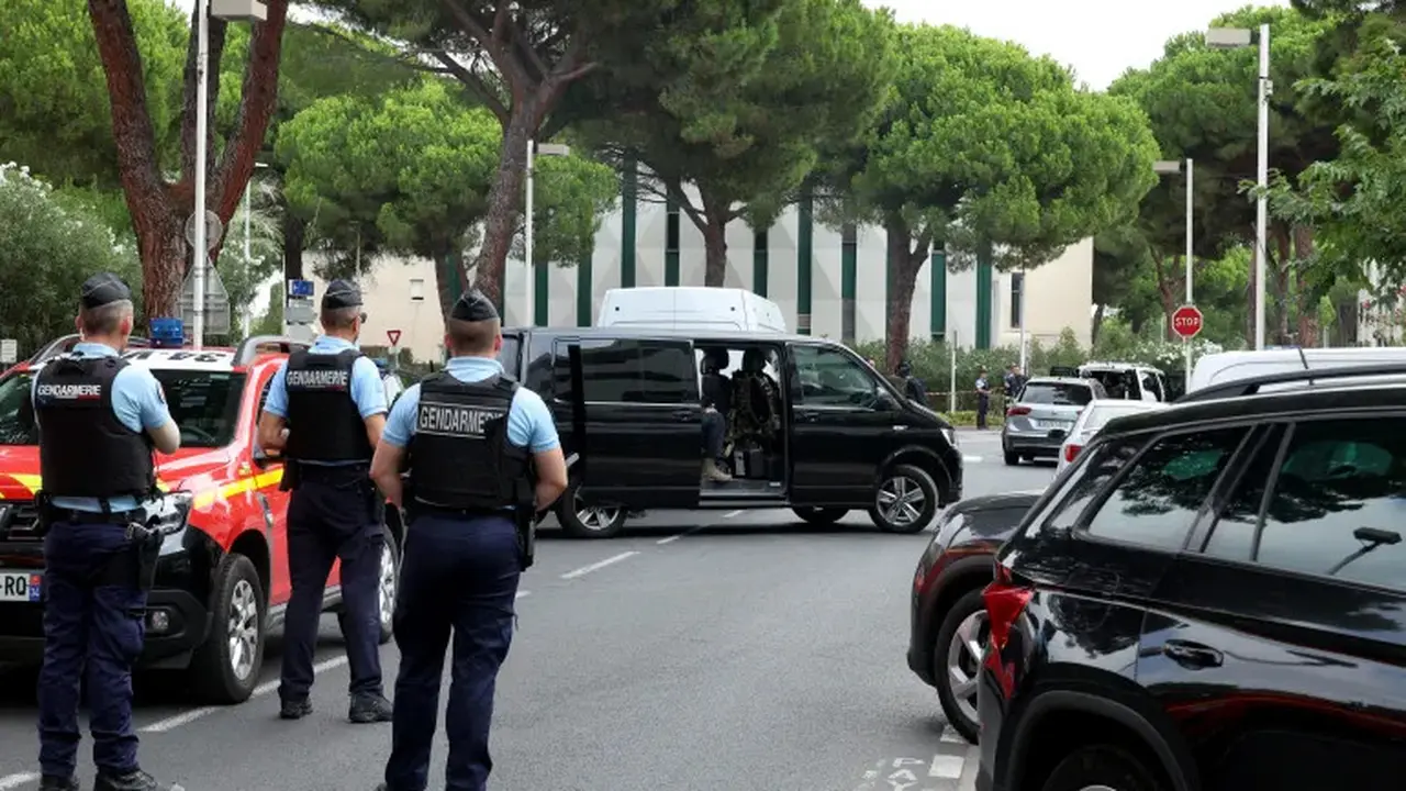 Petugas penegak hukum di depan sinagoge setelah ledakan di La Grande-Motte, Prancis [Pascal Guyot/AFP]