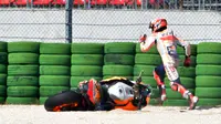 Pebalap Repsol Honda, Marc Marquez, terjatuh saat sesi kualifikasi MotoGP San Marino di Sirkuit Marco Simoncelli, Minggu (9/9/2018). Lorenzo menjadi yang tercepat dengan catatan waktu 1 menit 31,629 detik. (AFP/Tiziana Fabi)