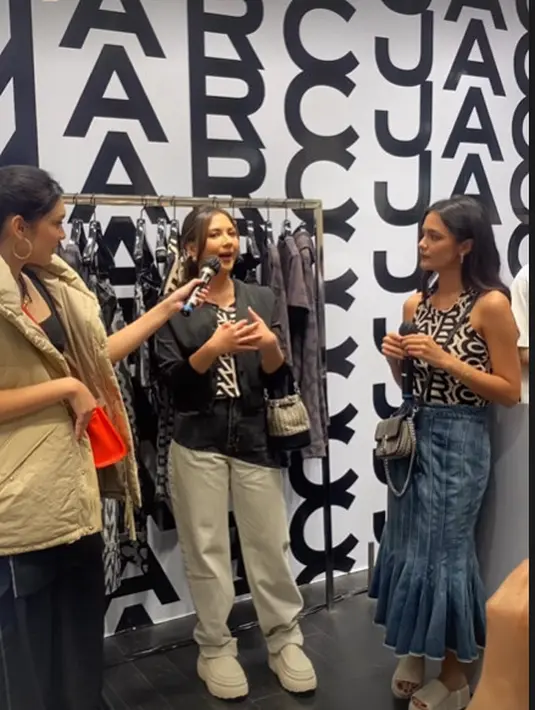 Rubber mules dan hand bag dari Marc Jacobs lengkapi tampilan stylish Jessica Mila [@jscmila]