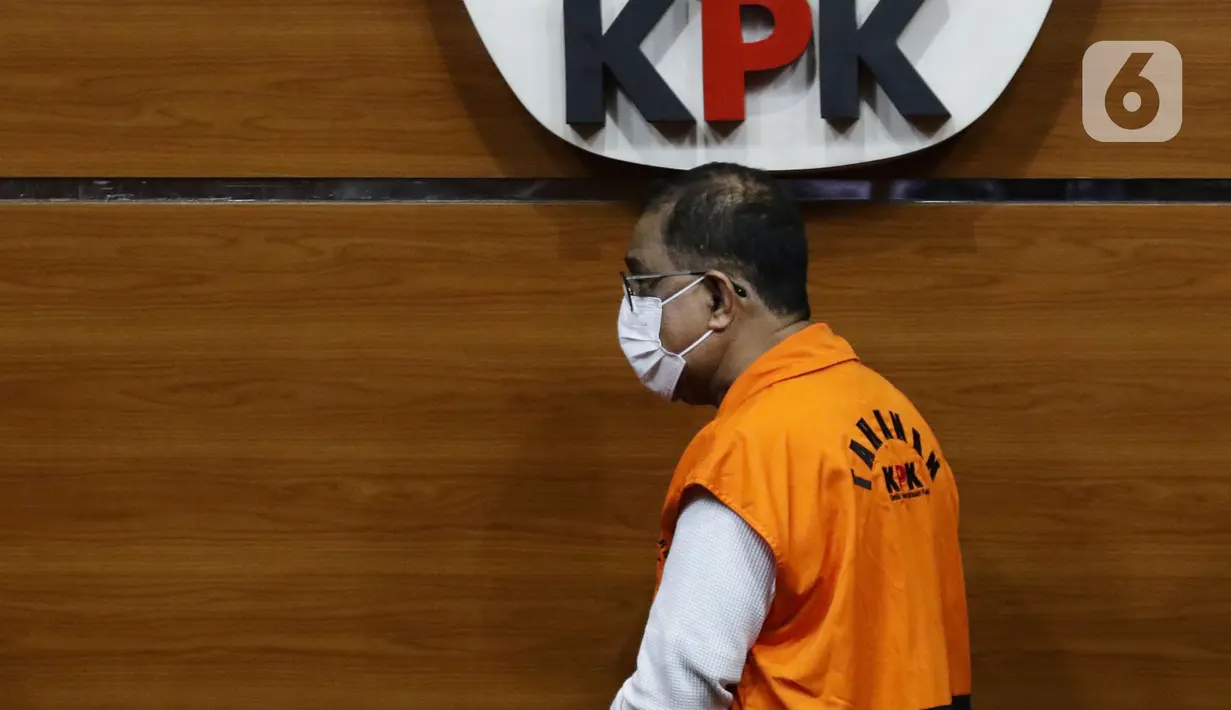 Wali Kota Ambon, Richard Louhenapessy usai mengikuti rilis penahanan di Gedung KPK, Jakarta, Jumat (13/5/2022). KPK menahan Richard sebagai tersangka dugaan suap pemberian persetujuan izin prinsip pembangunan cabang usaha retail di Kota Ambon tahun 2020.(Liputan6.com/Helmi Fithriansyah)