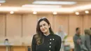 Nafa Urbach tak kalah memesona saat mengenakan kebaya janggan warna hitam dengan detail kancing emas di bagian depan. Penampilannya kian elegan dengan rok batik parang sebagai bawahan.