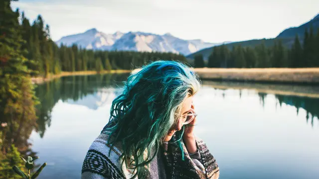 Ilustrasi rambut biru