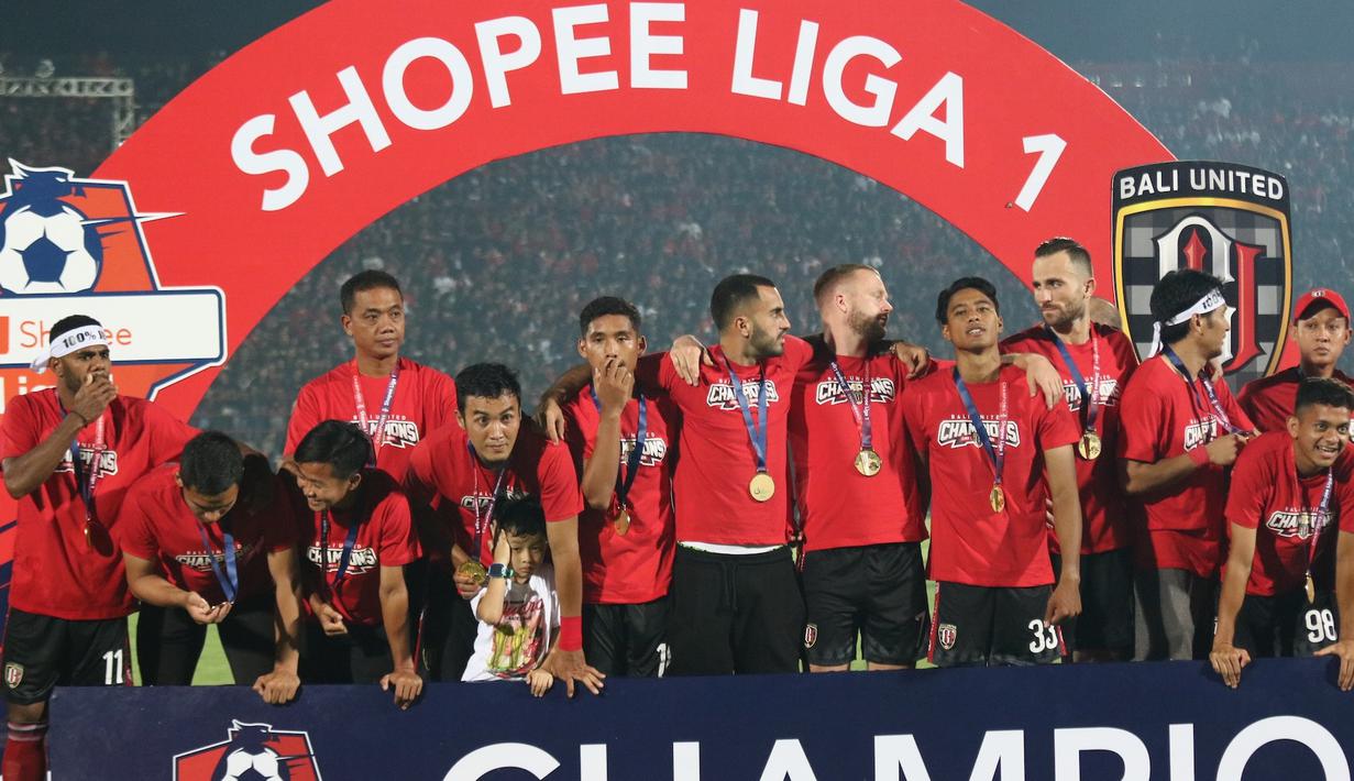 Para pemain Bali United merayakan gelar juara Liga 1 2019 di Stadion Kapten I Wayan Dipta, Bali, Minggu (22/12). Bali berada di peringkat satu dengan meraih 64 poin. (Bola.com/Aditya Wany)