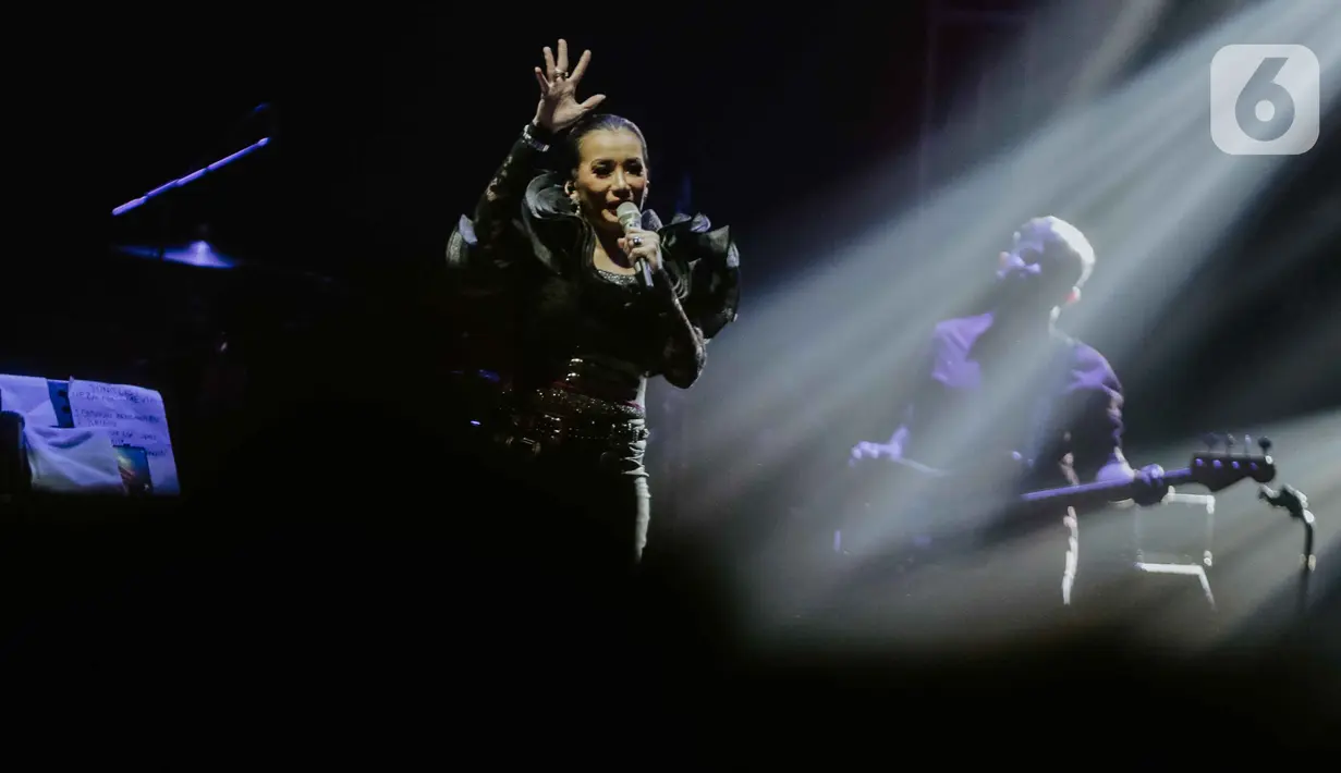 Aksi panggung Reza Artamevia saat tampil dalam festival musik Love Fest di Istora Senayan, Jakarta, Sabtu (22/2/2020). Dalam penampilannya Reza Artamevia membawakan sejumlah lagu hitsnya seperti satu yang tak bisa lepas, keabadian, berharap tak berpisah. (Liputan6.com/Faizal Fanani)