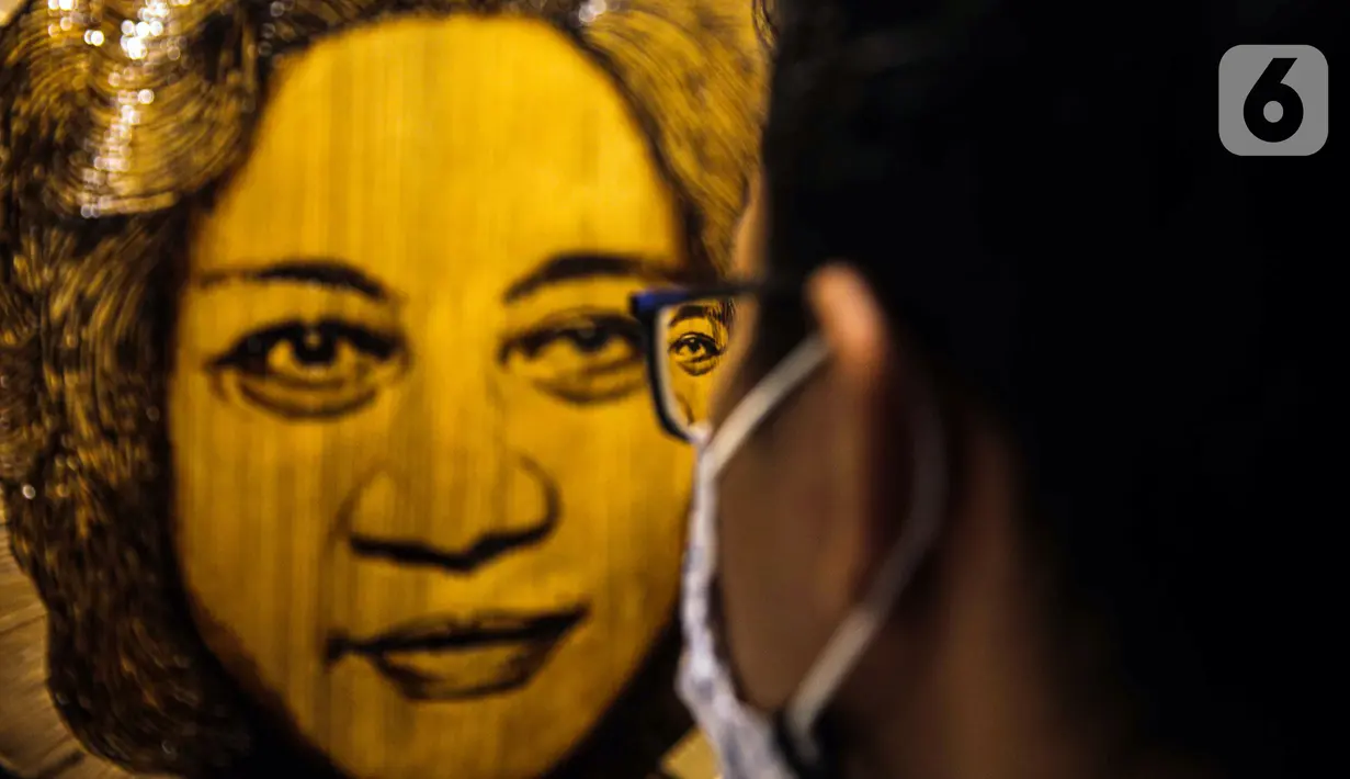 Pengunjung mengamati lukisan yang ditampilkan dalam pameran bertajuk "Hai, Kamu!" di Balai Budaya, Jakarta, Kamis (4/11/2021). Pameran ini akan berlangsung hingga 9 November 2021. (Liputan6.com/Faizal Fanani)
