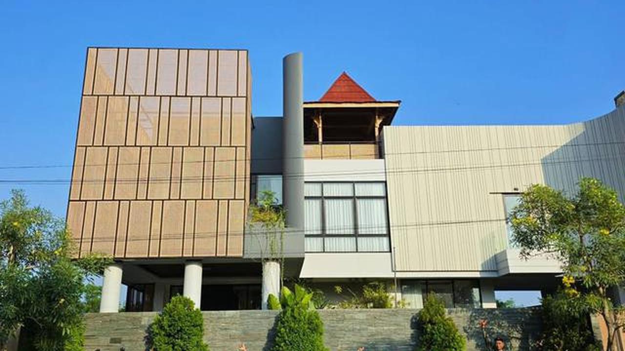 7 Potret Tampilan Depan Rumah Denny Caknan di Ngawi, Kombinasi Batu Alam dan Tanaman