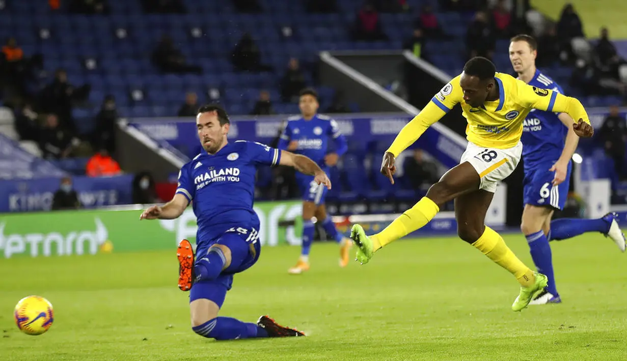 Pemain Brighton Danny Welbeck menendang bola saat melawan Brighton pada pertandingan Liga Premier Inggris di Stadion King Power, Leicester, Inggris, Minggu (13/12/2020). Leicester City menang 3-0. (Carl Recine/Pool via AP)