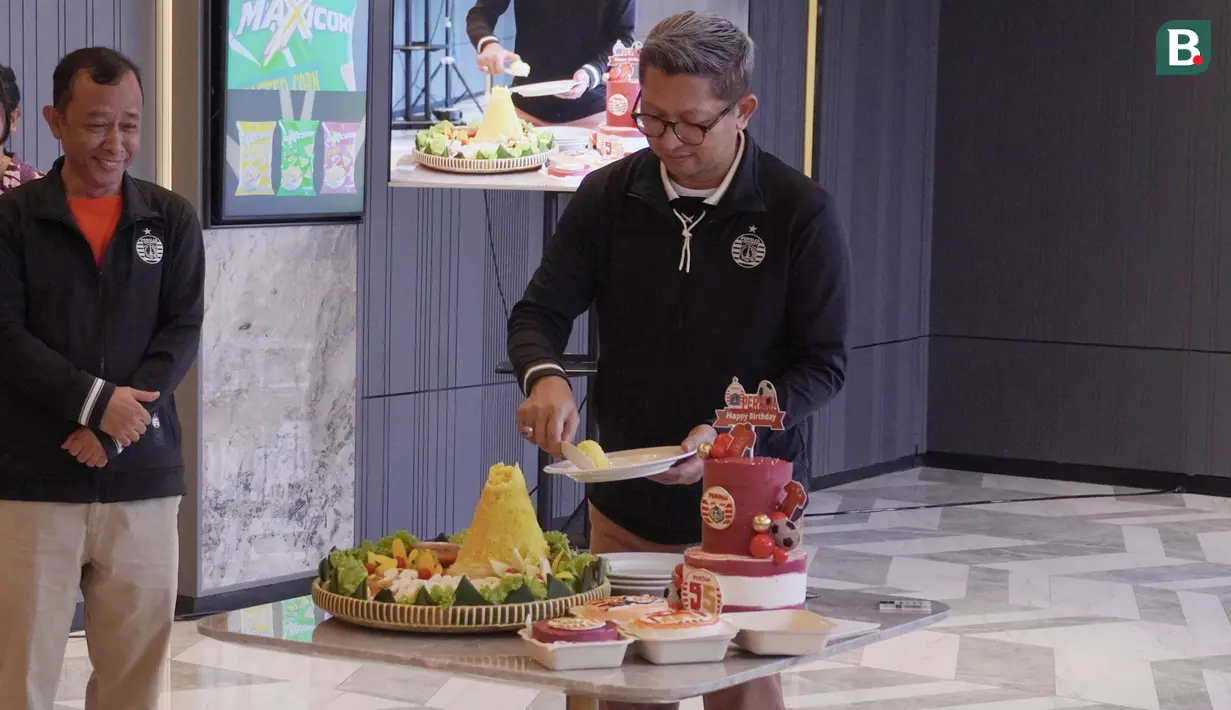 Presiden Persija Jakarta, Mohamad Prapanca, memotong tumpeng saat perayaan Hari Ulang Tahun Persija Jakarta ke-95 di Cinepolis Senayan Park, Jakarta, Selasa (28/11/2023). (Bola.com/Adine)