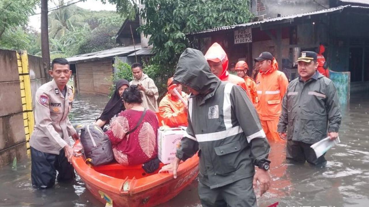Banjir Cakung Barat Meluas, Warga Dievakuasi dan Dapur Umum Disiapkan