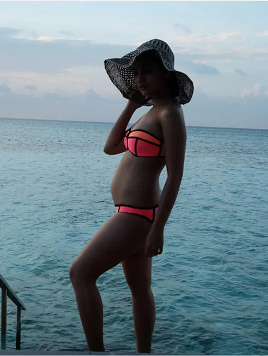 Chelsea Olivia saat kehamilan anak pertamanya juga mengabadikan saat usia kehamilannya masih muda. Mengenakan bikini dengan perut buncit saat usia kandungannya dua bulan. Selain itu, pesinetron itu juga mengabadikan lewat seorang fotografer profesional.
