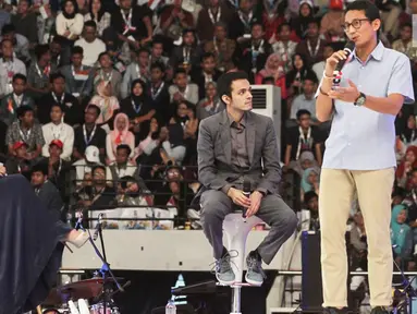 Pengusaha Sandiaga Uno ketika menceritakan pengalamannya pada acara Surabaya Young Entrepreneur Summit (YES) 2019 di Surabaya, Jawa Timur, Sabtu (16/2). Kegiatan ini mengusung tema 'Arah Baru Ekonomi Indonesia’. (Liputan6.com/HO/Bon)