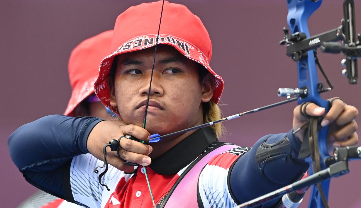 Pemanah putra Indonesia, Arif Dwi Pangestu saat beraksi di babak penyisihan beregu putra Olimpiade Tokyo 2020 di Yumenoshima Park Archery Field, Tokyo (26/7/2021). Tim Panahan Indonesia akhirnya pulang tanpa medali pada Kejuaraan Dunia Panahan 2023 setelah pada perebutan medali perunggu, Arif Dwi Pangestu dikalahkan pemanah asal Brasil, Marcus D'Almeida. (AFP/Adek Berry)