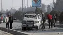 Petugas keamanan memeriksa lokasi serangan bom di Kabul, Afghanistan, Selasa (2/2/2021).  Sebuah bom pinggir jalan meledak Selasa di ibu kota Kabul, menewaskan dua orang dan melukai beberapa orang.  (AP Photo/Rahmat Gul)