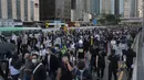 Demonstran berbaris dan memblokir jalan di Distrik Central, Hong Kong, Senin (11/11/2019). Ketegangan di Hong Kong semakin meningkat setelah polisi menembak seorang demonstran hingga kritis. (AP Photo/Kin Cheung)