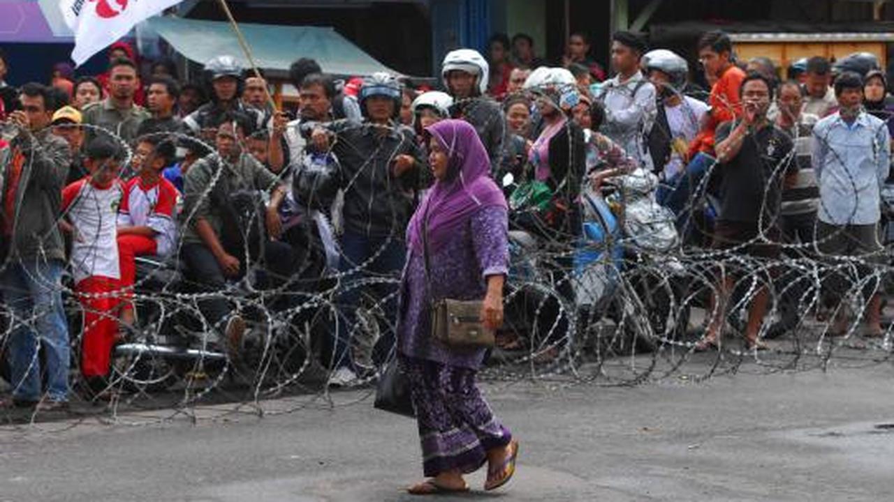Dipasang kawat berduri, ratusan massa marah dengan polisi