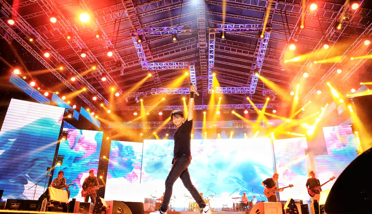 Beberapa lagu yang dibawakan pada malam itu, diantaranya lagu Angan, Terbang, Adu Domba, Andai, Pintu Sorga, atau Ya Ya Ya digelontorkan dengan apik. Gigi Reunion berhasil memukau para pengunjung yang hadir. (Adrian Putra/Bintang.com)