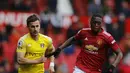 Gelandang Fulham, Joe Bryan berebut bola dengan bek Manchester United (MU), Aaron Wan-Bissaka pada pekan 37 Liga Inggris di Stadion Old Trafford, Rabu (19/5/2021) dinihari WIB. MU kembali gagal menang setelah ditahan imbang 1-1 oleh tamunya Fulham. (AP Photo/Phil Noble, Pool)