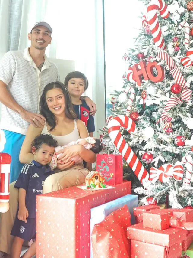 Usia 40 Hari, Jessica Iskandar Pamerkan Foto Baby Hagia dengan Wajah yang Tak Lagi Ditutupi (credit: instagram.com/v.andrianto/inijedar).