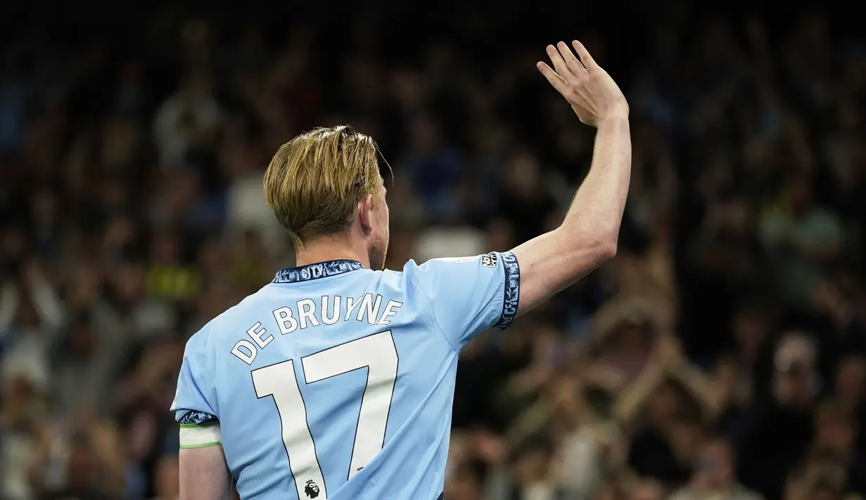 Pemain Manchester City, Kevin De Bruyne melambaikan tangan kepada para fans setelah laga pekan ke-37 Liga Inggris 2024/2025 melawan Bournemouth di Etihad Stadium, Manchester, Inggris, Selasa (21/05/2025) waktu setempat. (AP Photo/Dave Thompson)