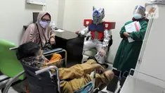 Dokter Rollando Erric Manibuy SpOT mengenakan alat pelindung diri (APD) ala transformer saat melayani pasiennya di RS Vania, Bogor, Jawa Barat, Jumat (22/5/2020). Penggunaan APD unik sejak merebaknya COVID-19 tersebut agar pasien tetap optimis meski sedang dalam pandemi. (merdeka.com/Arie Basuki)