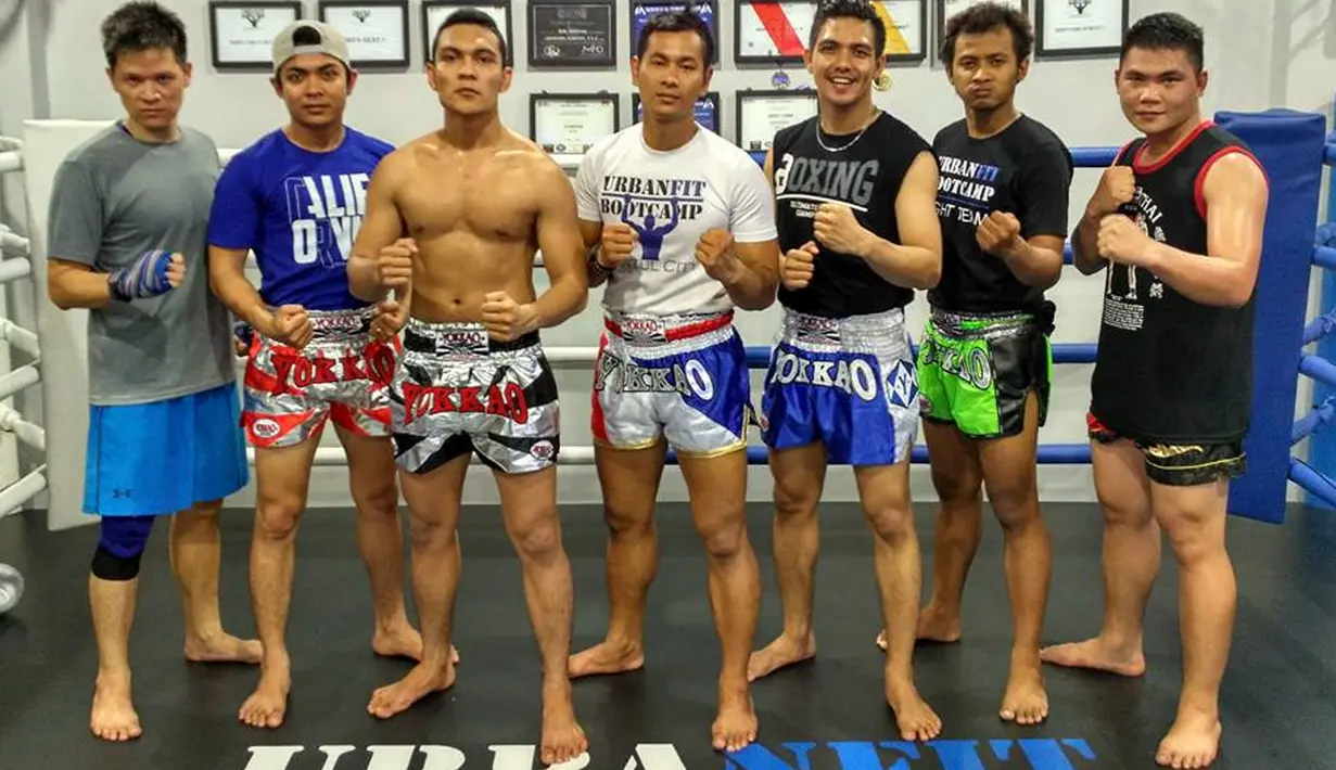 Kader Partai Gerindra, Fernando Wowor (paling kanan) berpose saat berlatih bela diri Muay Thai bersama rekan-rekannya. Polri menegaskan akan mengusut penembakan yang dilakukan oknum anggotanya tersebut. (Facebook/Fernando Wowor)