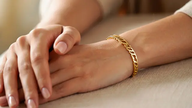 Model Gelang Emas Polos Klasik Cocok untuk Investasi Jangka Panjang (AI)