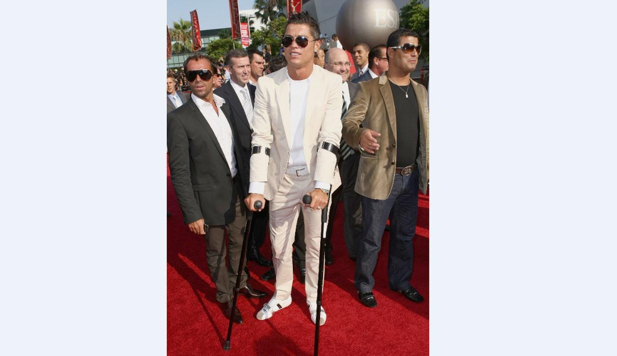 Cristiano Ronaldo hadir dalam acara ESPY Awards 2008 di NOKIA Theatre, Los Angeles, AS, 16 Juli 2008. CR7 mengalami cedera saat tampil di Piala Eropa 2008. (Getty Images/AFP/Alberto E. Rodriguez)