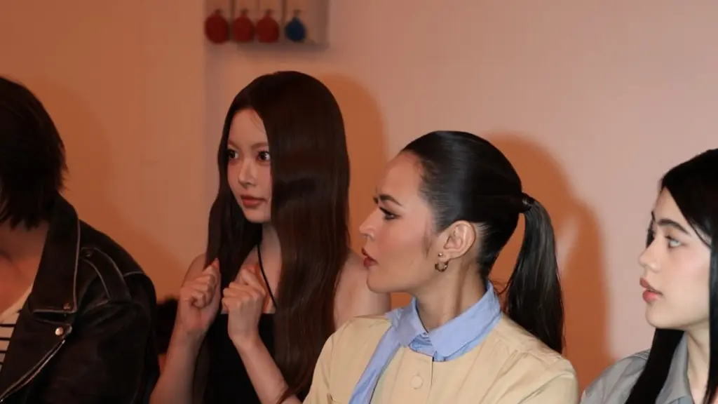 Raisa Hadir di Milan Fashion Week duduk bersama Member LE SSERAFIM Hong Eun Chae. [@raisa6690]