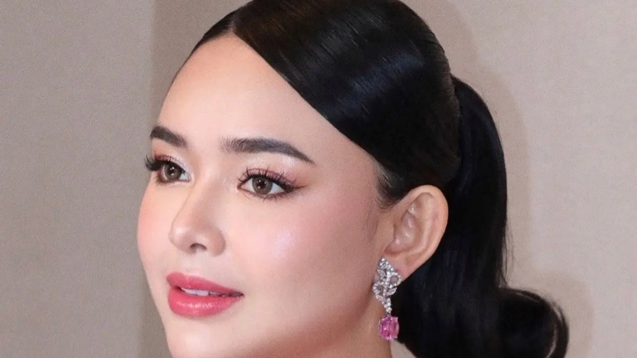 Amanda Manopo Tampil Bak Barbie Hidup dengan Pinkish Fresh Makeup dan Curl Ponytail
