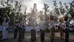 Orang-orang bersiap untuk mengambil bagian dalam doa upacara Melasti di Pura Segara di Surabaya, Jawa Timur, Minggu 19 Maret 2023. (Juni Kriswanto/AFP)