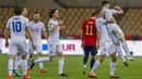 Para pemain Kosovo melakukan selebrasi usai mencetak gol ke gawang Spanyol pada pertandingan Grup B babak kualifikasi Piala Dunia 2022 antara di Stadion La Cartuja, Seville, Spanyol, Rabu (31/3/2021). Spanyol menang 3-1. (AP Photo/Miguel Angel Morenatti)