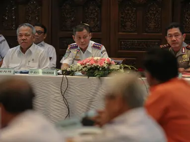 Menhub Ignasius Jonan (kedua kiri) didampingi Menteri PU-Pera, Basuki Hadimuljono melakukan rapat koordinasi dengan sejumlah pihak terkait persiapan angkutan mudik lebaran, di kantor Kemenhub, Jakarta, Selasa (30/6/2015). (Liputan6.com/Faizal Fanani) 