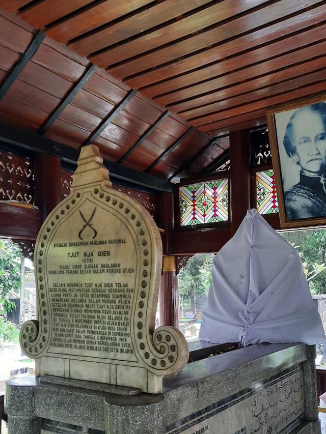 Makam Cut Nyak Dien, di Komplek pemakaman  Gunung Puyuh, Desa Sukajaya, Kecamatan Sumedang, Kabupaten Sumedang, Jawa Barat.