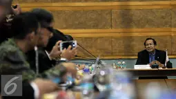Menko Kemaritiman, Rizal Ramli memberikan keterangan dalam pertemuannya di BPPT, Jakarta, Kamis, (12/11). Sebanyak 30 orang delegasi dari 27 perusahaan mendiskusikan topik - topik Implementasi paket - paket kebijakan Pemerintah. (Liputan6.com/Johan Tallo)