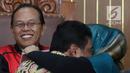Terdakwa kasus penyebaran berita bohong atau hoaks Ratna Sarumpaet (tengah) memeluk Presiden Konfederasi Serikat Pekerja Indonesia (KSPI) Said Iqbal dalam sidang lanjutan di PN Jakarta Selatan, Selasa (9/4). Keduanya cipika cipiki saat bertemu dalam sidang. (Liputan6.com/Immanuel Antonius)