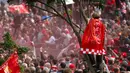 Seorang suporter menaiki pohon menyambut kedatangan pemain Liverpool saat parade juara Liga Champions di Liverpool, Inggris (2/6/2019). Ini merupakan gelar Liga Champions ke-6 Liverpool. (Richard Sellers/PA via AP)