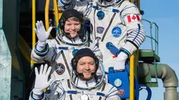 Astronot AS Anne McClain (tengah), kosmonot Rusia Оleg Kononenko (bawah), dan astronot CSA David Saint Jacques (atas) bersiap meluncur ke Stasiun Luar Angkasa Internasional (ISS) di Baikonur, Kazakhstan, Senin (3/12). (Aubrey Gemignani/NASA via AP)