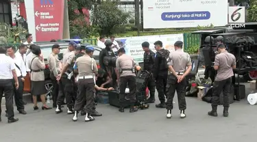 Menurut keterangan sejumlah saksi, diketahui tas hitam itu sengaja ditinggalkan.