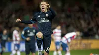 Pemain Real Madrid', Luka Modric merayakan golnya ke gawang Granada pada lanjutan La Liga Spanyol di di Estadio Nuevo Los Carmenes, Senin (8/2/2016) dini hari WIB. (AFP/Jorge Guerrero)