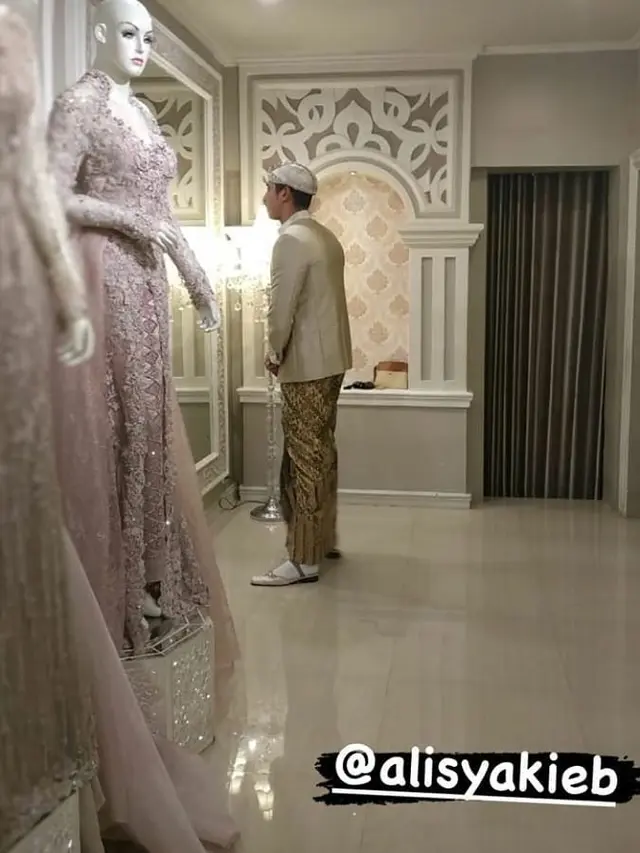 Momen Ali Syakieb Fitting Baju Pengantin. (Sumber: Instagram/@alemong2019)