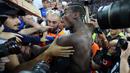 Ekspresi pemain Prancis, Paul Pogba  saat  merayakan kemenangan bersama suporter usai  laga semifinal piala Eropa 2016 di Stade Velodrome, Marseille, (7/7/2016). (AFP/Valery Hache)