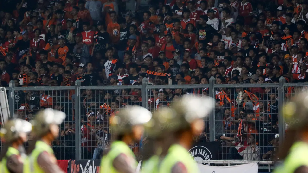 Polisi, Gas Airmata, Suporter Persija, TSC2016ID, Persija Jakarta, Torabika SC 2016
