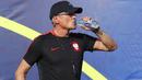 Pelatih Poland, Adam Nawalka beristirahat sejenak saat memimpin latihan timnya di Olympic Marseille Training Ground, Marseille, Prancis, (29/6/2016). (REUTERS/Kai Pfaffenbach)