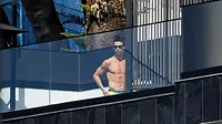 Bintang Juventus, Cristiano Ronaldo, saat berjemur di Kediamannya di Funchal, Portugal, Senin (16/3/2020). Cristiano Ronaldo memilih mengisolasi diri di rumahnya saat merebaknya wabah virus corona. (AFP/Rui Silva)