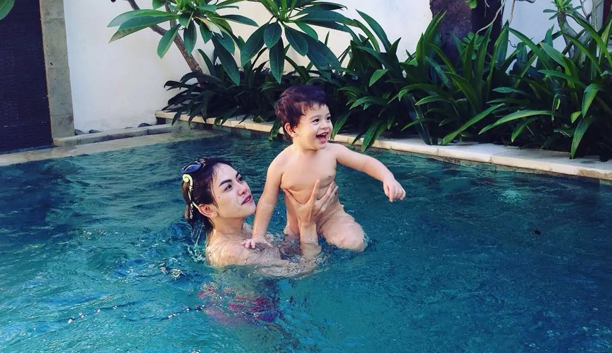 Di tengah jadwalnya yang padat, Nikita Mirzani selalu siap sedia memonitor pertumbuhan anak. Tak terkecuali dengan berlibur bersama ke Pulau Dewata sambil berenang bersama Azqa. (Liputan6.com/Instagram/nikitamirzanimawardi_17)